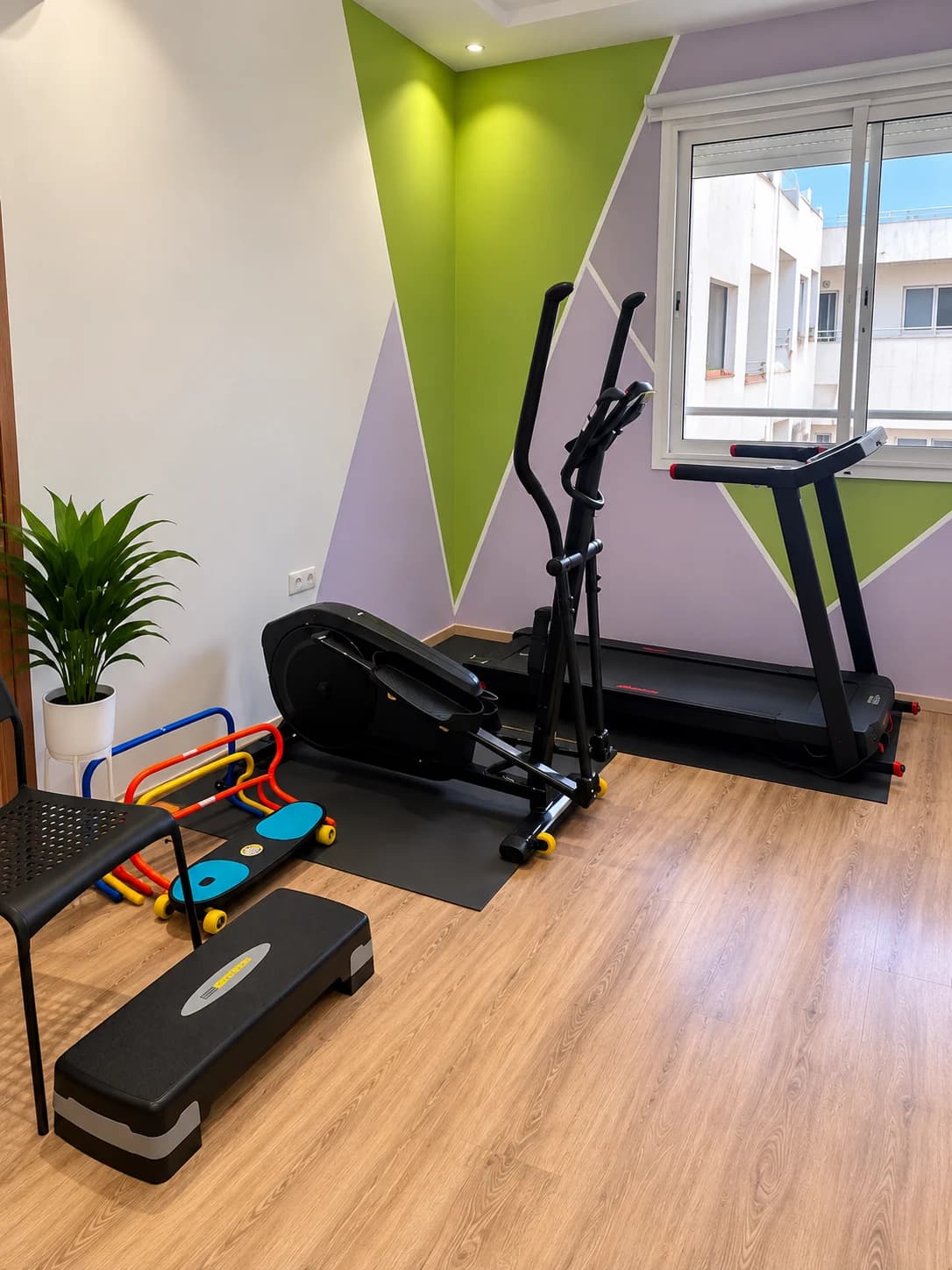 Espace de rééducation avec vélo elliptique, tapis de marche, marches et accessoires d’équilibre